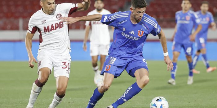 Lucas Di Yorio (d), de Universidad de Chile, disputa un balón con Agustín Cardozo, de Lanús, en el juego de ida de la semifinal de la Copa Sudamericana en el estadio Nacional de Santiago. EFE/Elvis González