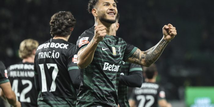 El jugador del Sporting Luis Suarez celebra un gol durante el partido de la Liga Portuguesa que han jugado Sporting CP y Estrela da Amadora en Lisboa, Portugal. EFE/EPA/MIGUEL A. LOPES