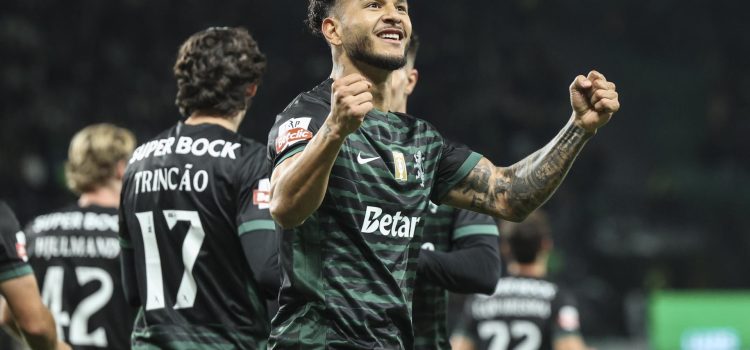 El jugador del Sporting Luis Suarez celebra un gol durante el partido de la Liga Portuguesa que han jugado Sporting CP y Estrela da Amadora en Lisboa, Portugal. EFE/EPA/MIGUEL A. LOPES