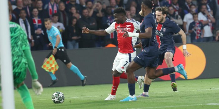 El extremo del Arsenal Bukayo Saka (I) en acción ante el defensa del PSG Willian Pacho (C) y el extremo Khvicha Kvaratskhelia, del PSG, durante el partido de vuelta de semifinales de la UEFA Champions League en París. EFE/EPA/MOHAMMED BADRA