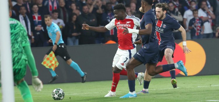 El extremo del Arsenal Bukayo Saka (I) en acción ante el defensa del PSG Willian Pacho (C) y el extremo Khvicha Kvaratskhelia, del PSG, durante el partido de vuelta de semifinales de la UEFA Champions League en París. EFE/EPA/MOHAMMED BADRA