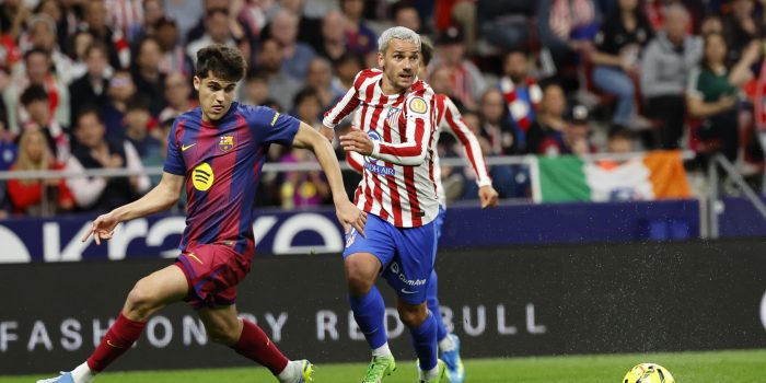 Griezmann, en una acción con Pau Cubarsí en el partido de este sábado en LaLiga EA Sports. EFE/ Mariscal