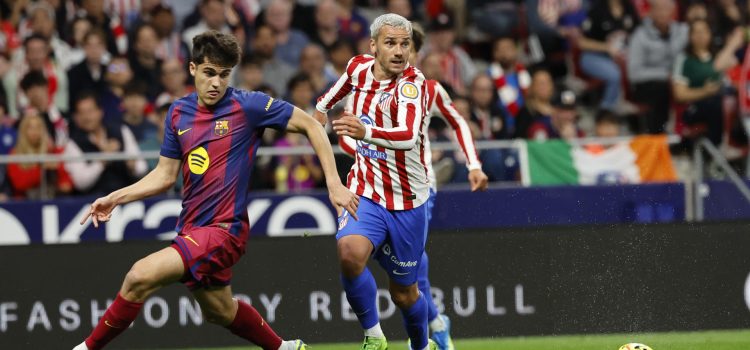 Griezmann, en una acción con Pau Cubarsí en el partido de este sábado en LaLiga EA Sports. EFE/ Mariscal