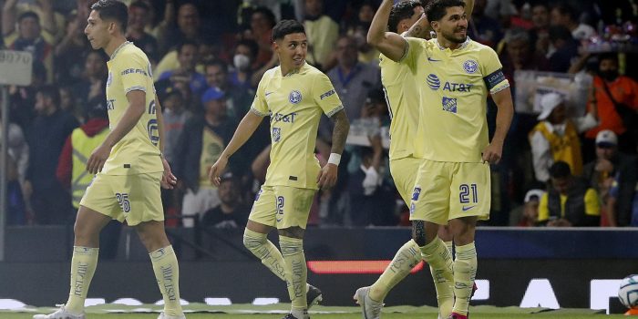 Salvador Reyes (i), Leonardo Suárez (c) y Henry Martín (d) del América celebra un gol en el estadio Azteca de la Ciudad de México (México). EFE/Mario Guzmán