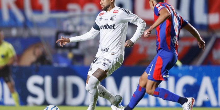 Manuel Insaurralde (d), de San Lorenzo, marca a Neymar, del Santos, en juego de la Copa Sudamericana en el estadio Pedro Bidegain, en Buenos Aires. EFE/Juan Ignacio Roncoroni