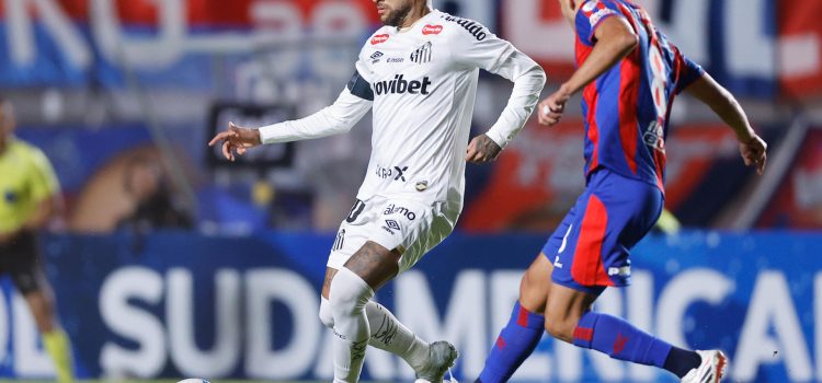 Manuel Insaurralde (d), de San Lorenzo, marca a Neymar, del Santos, en juego de la Copa Sudamericana en el estadio Pedro Bidegain, en Buenos Aires. EFE/Juan Ignacio Roncoroni