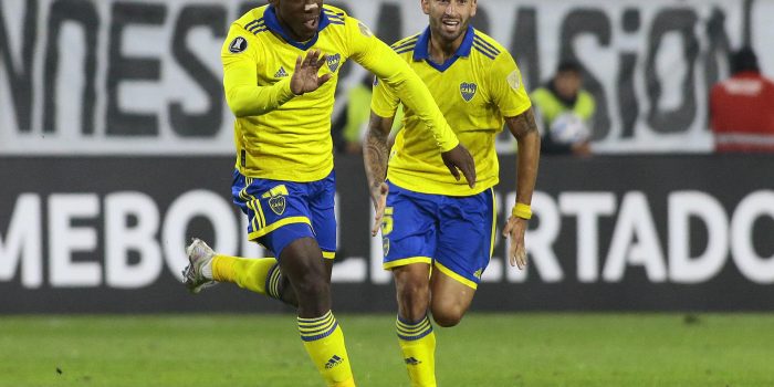 Luis Advíncula (i), del Boca Juniors de Argentina, fue registrado este miércoles, 3 de mayo, al celebrar un gol que le anotó al Colo Colo de Chile, durante un partido del Grupo F de la Copa Libertadores, en el estadio Monumental, en Santiago de Chile. EFE/Osvaldo Villarroel