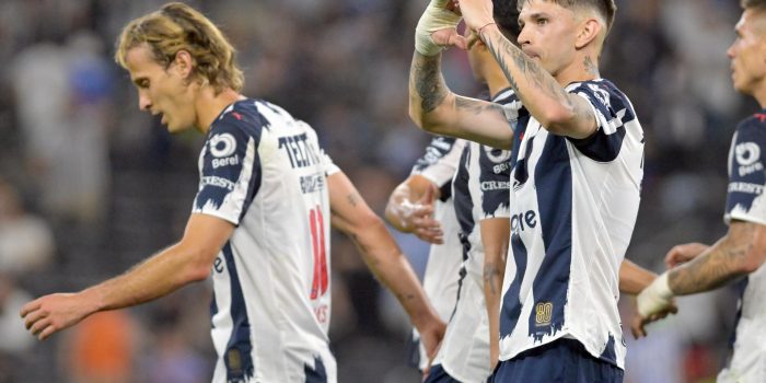 Luca Orellano (d) de Monterrey celebra un gol con sus compañeros este miércoles, durante un partido de la Liga MX entre monterrey y Queretaro en el estadio BBVA en Guadalupe (México). EFE/Miguel Sierra