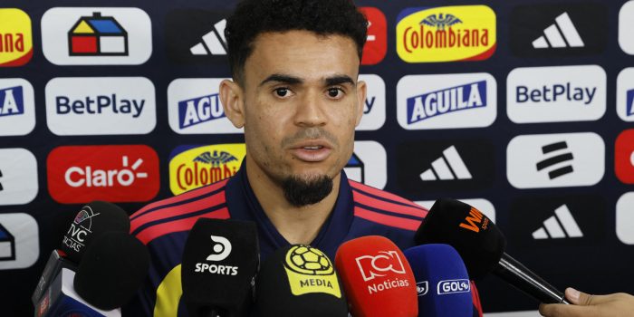 El jugador Luis Díaz habla en una rueda de prensa durante una jornada de entrenamiento de la Selección Colombia en el estadio Metropolitano de Techo en Bogotá (Colombia). EFE/Carlos Ortega