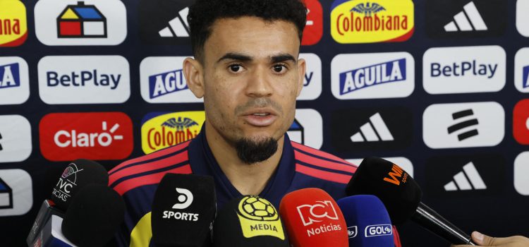 El jugador Luis Díaz habla en una rueda de prensa durante una jornada de entrenamiento de la Selección Colombia en el estadio Metropolitano de Techo en Bogotá (Colombia). EFE/Carlos Ortega