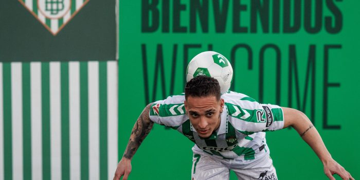 Fotografía de Julio Muñoz, en la que puede verse en una imagen de archivo del 5 de febrero de 2025 al extremo brasileño Antony dos Santos. EFE