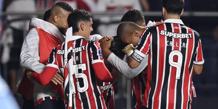 Jugadores del Sao Paulo celebran este martes en el estadio Morumbí la victoria por 2-0 sobre O'Higgins en partido de la sexta jornada de la fase de grupos de la Copa Sudamericana. EFE/ Isaac Fontana