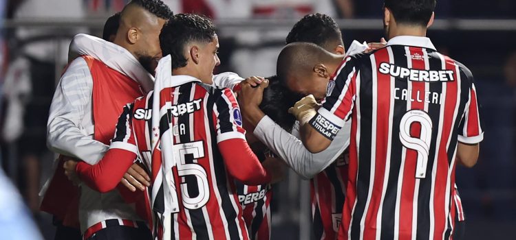 Jugadores del Sao Paulo celebran este martes en el estadio Morumbí la victoria por 2-0 sobre O'Higgins en partido de la sexta jornada de la fase de grupos de la Copa Sudamericana. EFE/ Isaac Fontana