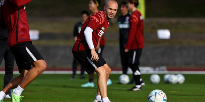 El futbolista español Andrés Iniesta con su equipo, el Vissel Kobe de Japón, en un entrenamiento. EFE/ Setsuda