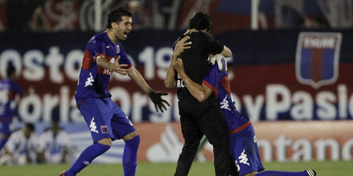 Tigre de Argentina golea a domicilio 0-3 al Puerto Cabello de Venezuela y se acerca al líder Sao Paulo, en partido de la tercera jornada del grupo D de la Copa Sudamericana. En la imagen un registro de archivo de otra de las celebraciones del Tigre argentino. EFE/Leo La Valle