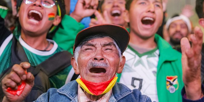 Centenas de aficionados salieron a las calles de La Paz este jueves para celebrar la victoria de remontada por 1-2 de la Verde sobre Surinam en busca de un cupo en el Mundial. EFE/ Gabriel Márquez.