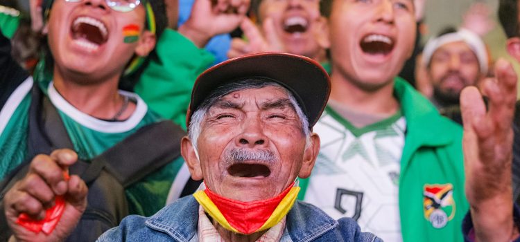 Centenas de aficionados salieron a las calles de La Paz este jueves para celebrar la victoria de remontada por 1-2 de la Verde sobre Surinam en busca de un cupo en el Mundial. EFE/ Gabriel Márquez.