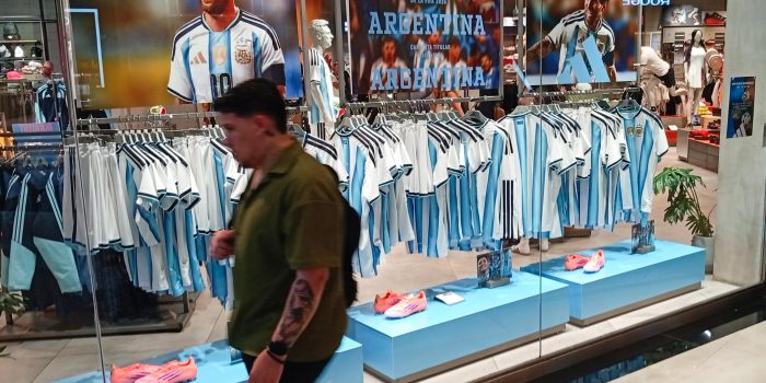Una persona camina frente a una vitrina con camisetas de la selección de fútbol Argentina en el centro de Buenos Aires (Argentina). EFE/ Matias Martin Campaya