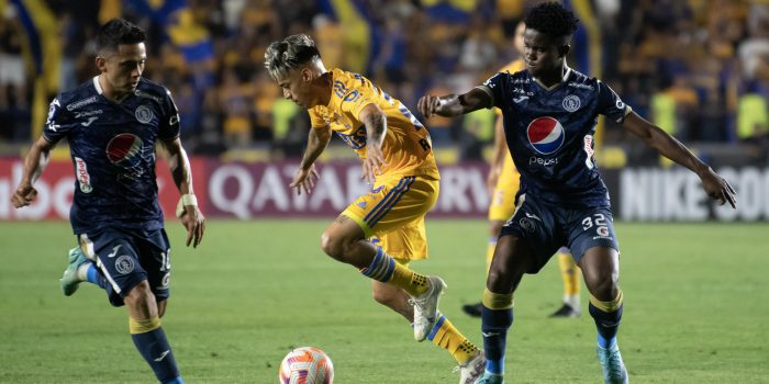 Raymundo Fulgencio (c) de Tigres disputa el balón con Jonathan Nuñez de Motagua de Honduras hoy, durante el partido de vuelta correspondiente a los cuartos de final de la liga de campeones de la CONCACAF, en el estadio Universitario de la ciudad de Monterrey (México). EFE/Miguel Sierra