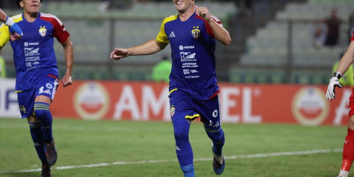 Francisco Solé, de Universidad Central, celebra un gol este jueves, en la Copa Libertadores ante Libertad en el estadio Olímpico de la UCV en Caracas. EFE/Miguel Gutiérrez