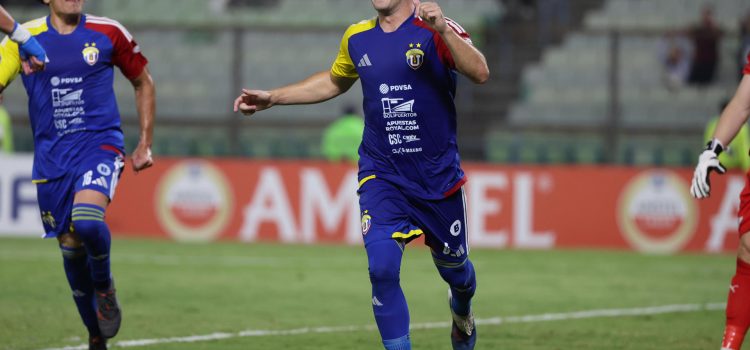 Francisco Solé, de Universidad Central, celebra un gol este jueves, en la Copa Libertadores ante Libertad en el estadio Olímpico de la UCV en Caracas. EFE/Miguel Gutiérrez