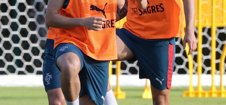 Vítor Machado Ferreira de Portugal, participan durante una sesión de entrenamiento este jueves, previo a un juego amistoso contra la Selección de México en el balneario de Cancún (México). EFE/Alonso Cupul