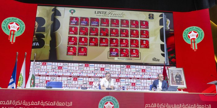El entrenador de la selección marroquí de fútbol, Mohamed Wahbi, da a conocer la lista definitiva de jugadores convocados para el Mundial de la FIFA de 2026 en el Complejo Mohammed VI de Salé. EFE/EPA/JALAL MORCHIDI