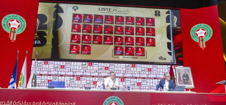El entrenador de la selección marroquí de fútbol, Mohamed Wahbi, da a conocer la lista definitiva de jugadores convocados para el Mundial de la FIFA de 2026 en el Complejo Mohammed VI de Salé. EFE/EPA/JALAL MORCHIDI