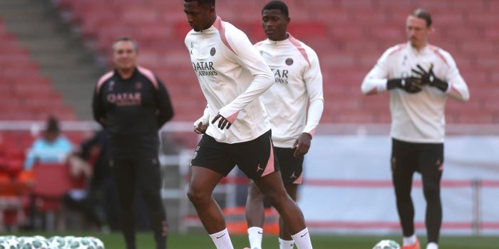 Willian Pacho (I) del PSG en una sesión de entrenamiento de su equipo. EFE/EPA/NEIL HALL