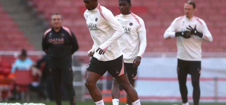 Willian Pacho (I) del PSG en una sesión de entrenamiento de su equipo. EFE/EPA/NEIL HALL