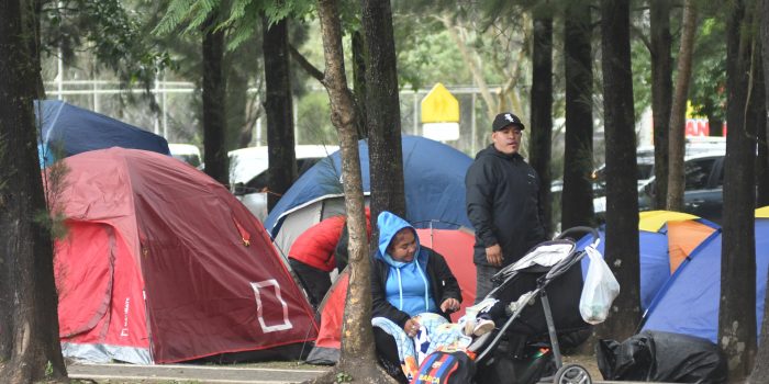 La fiebre por la selección de fútbol de Guatemala ha llevado a centenas de aficionados a acampar en las proximidades de los centros de venta de entradas para ver los partidos de eliminatorias del Mundial de 2026 contra Panamá y Surinam. EFE/ Alex Cruz