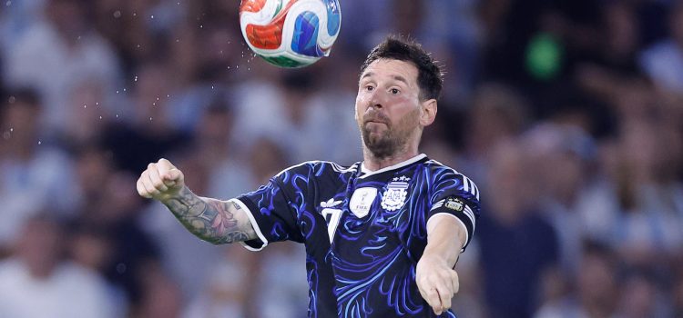 Lionel Messi apoortó este miércoles en el estadio bonaerense La Bombonera un gol al triunfo por 5-0 de Argentina sobre Zambia en un partido de preparación para el Mundial EFE/ Juan Ignacio Roncoroni