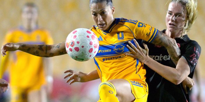 Jennifer Hermoso (i), de Tigres, disputa el balón con Eugenie Le Sommer, de Toluca, en el partido de vuelta de cuartos de final de la Liga Femenina MX entre Tigres y Toluca en el estadio Universitario en San Nicolás de Los Garza (México). EFE/Miguel Sierra