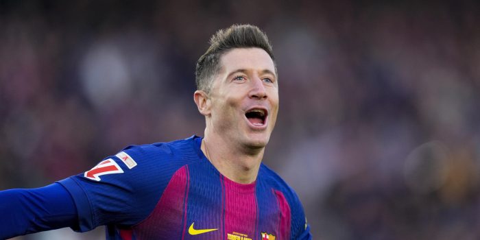 El delantero polaco del Barcelona Robert Lewandowski celebra la consecución del primer gol de su equipo durante el partido de LaLiga entre el Barcelona y el Athletic Club, este sábado en el Camp Nou. EFE/ Siu Wu