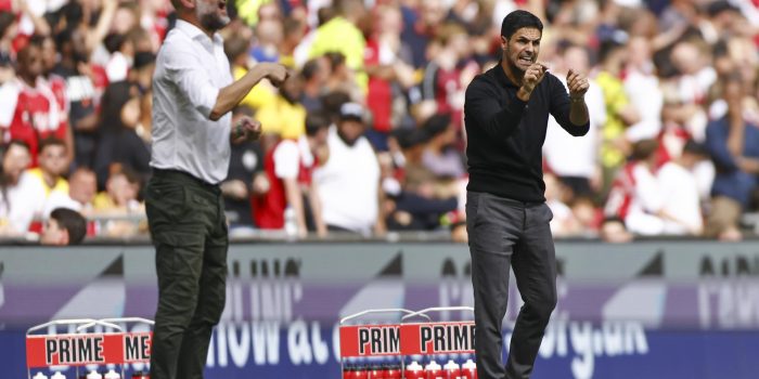 Imagen de archivo del entrenador del Arsenal manager Mikel Arteta (d) y de Pep Guardiola, técnico del Manchester City. EFE/EPA/TOLGA AKMEN