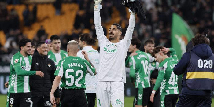 Los jugadores del Betis celebran la victoria, al término del partido de LaLiga EA Sports que Real Betis y Villarreal CF han disputado en el estadio de La Cartuja, en Sevilla. EFE/José Manuel Vidal