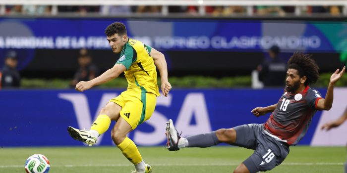 El defensor de la selección de Nueva Caledonia Joseph Athale (d) llega tarde para neutralizar el avance del goleador jamaiquino Bailey Cadamarteri (i) durante el partido de repesca jugado este jueves en el Estadio Akron de la ciudad mexicana de Guadalajara. EFE/ Francisco Guasco