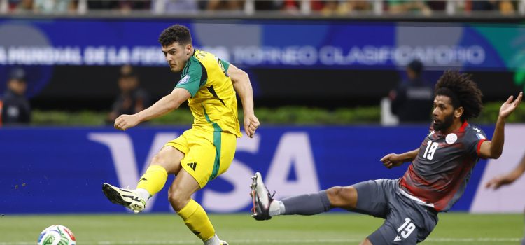 El defensor de la selección de Nueva Caledonia Joseph Athale (d) llega tarde para neutralizar el avance del goleador jamaiquino Bailey Cadamarteri (i) durante el partido de repesca jugado este jueves en el Estadio Akron de la ciudad mexicana de Guadalajara. EFE/ Francisco Guasco