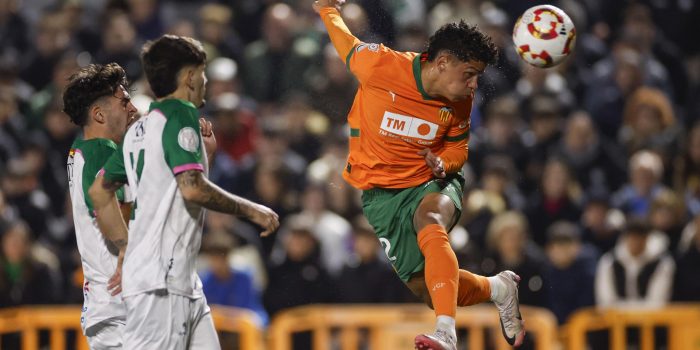 El extremo costarricense del Valencia Warren Madrigal (d) remata un balón durante el encuentro de la Copa del Rey disputado contra el el CP Parla Escuela, el 26 de noviembre de 2024, en el estadio Las Américas de Madrid. EFE/ Sergio Pérez