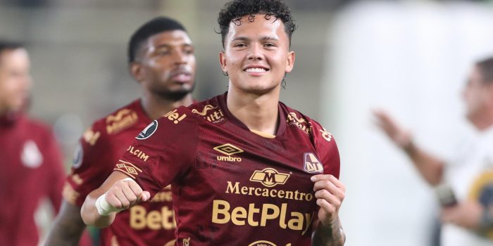 Juan Pablo Torres expresa su felicidad con la clasificación de Deportes Tolima a los octavos de final de la Copa Libertadores tras igualar este martes 0-0 con Universitario de Deportes en el estadio Monumental en Lima. EFE/ Paolo Aguilar