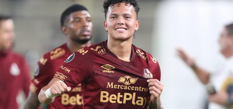 Juan Pablo Torres expresa su felicidad con la clasificación de Deportes Tolima a los octavos de final de la Copa Libertadores tras igualar este martes 0-0 con Universitario de Deportes en el estadio Monumental en Lima. EFE/ Paolo Aguilar