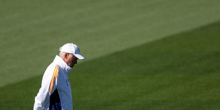 El entrenador del Real Madrid, Carlo Ancelotti durante el entrenamiento del equipo en la Ciudad Deportiva de Valdebebas antes de su enfrentamiento liguero contra el Atlético de Madrid. EFE/ Daniel González