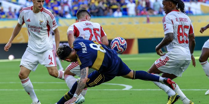El centrocampista chileno de Boca Juniors, Carlos Palacios, (c) busca desequilibrar al lateral zurdo del Benfica Samuel Dahl (l) durante el partido del Mundial de Clubes que ambos equipos igualaron este lunes 2-2 en el Hard Rock Stadium de Miami (Florida). EFE/EPA/CRISTOBAL HERRERA-ULASHKEVICH