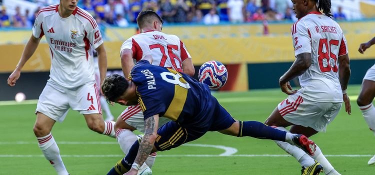 El centrocampista chileno de Boca Juniors, Carlos Palacios, (c) busca desequilibrar al lateral zurdo del Benfica Samuel Dahl (l) durante el partido del Mundial de Clubes que ambos equipos igualaron este lunes 2-2 en el Hard Rock Stadium de Miami (Florida). EFE/EPA/CRISTOBAL HERRERA-ULASHKEVICH