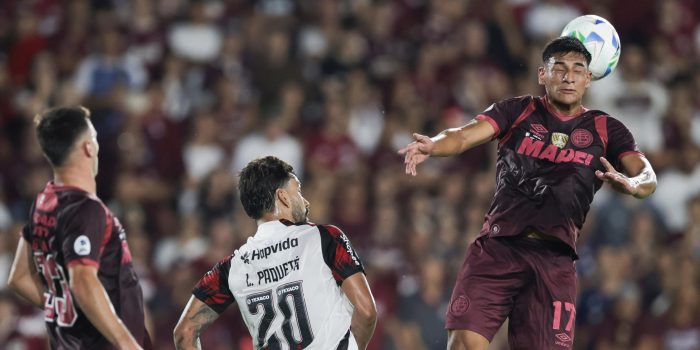 Agustín Medina (d), de Lanús, disputa un balón con Lucas Paquetá (c), de Flamengo, en el partido de ida por la final de la Recopa Sudamericana entre Lanús y Flamengo en el estadio Ciudad de Lanús en Lanús (Argentina). EFE/Adán González