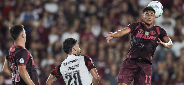 Agustín Medina (d), de Lanús, disputa un balón con Lucas Paquetá (c), de Flamengo, en el partido de ida por la final de la Recopa Sudamericana entre Lanús y Flamengo en el estadio Ciudad de Lanús en Lanús (Argentina). EFE/Adán González