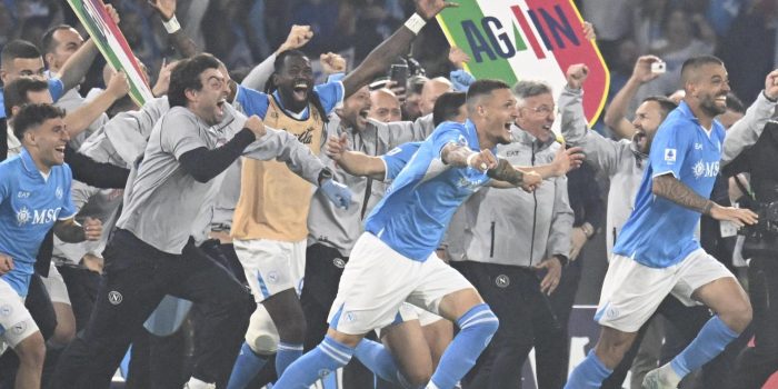 Fotografia de Ciro Fusco en la que puede verse una foto de archivo del 23 de mayo de 2025 de los jugadores del SSC Nápoles celebrando la conquista del título de la Serie A 2024/2025.