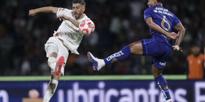 Nathanael Ananias (d), de Pumas, disputa un balón con Joao Dias (i), de Toluca, durante un partido del torneo Clausura 2026 de la Liga MX entre Pumas y Toluca en el estadio Olímpico Universitario en Ciudad de México (México). EFE/Isaac Esquivel