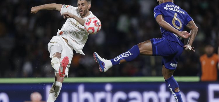 Nathanael Ananias (d), de Pumas, disputa un balón con Joao Dias (i), de Toluca, durante un partido del torneo Clausura 2026 de la Liga MX entre Pumas y Toluca en el estadio Olímpico Universitario en Ciudad de México (México). EFE/Isaac Esquivel