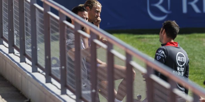 Marcos Llorente, al margen del grupo durante el entrenamiento de este viernes. EFE / Rodrigo Jiménez